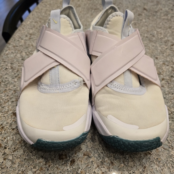 Nike Flex Advance FlyEase Sneaker - Picture 2 of 11